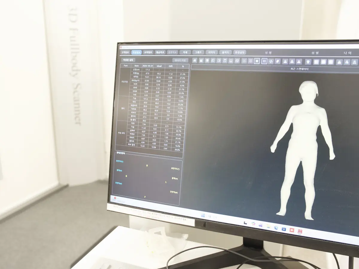 3D 바디 스캐너 모니터에 스캔한 몸 모양과 측정값이 떠 있는 모습
